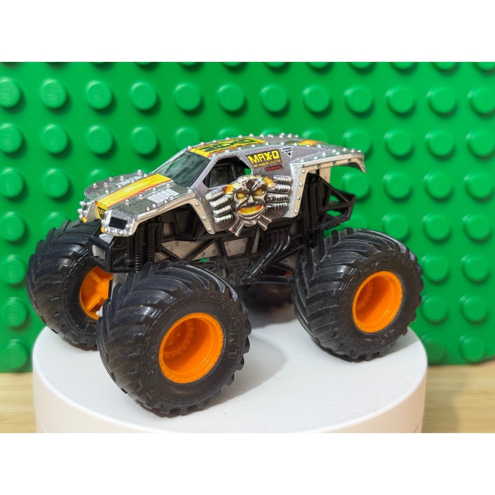 Monster Jam Max-D Maximum Destruction Silver Spiked 1:64 Die-Cast Truck